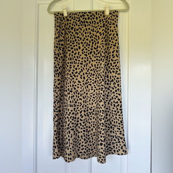 Sanctuary Dresses & Skirts - Sanctuary leopard/cheetah print satin midi skirt